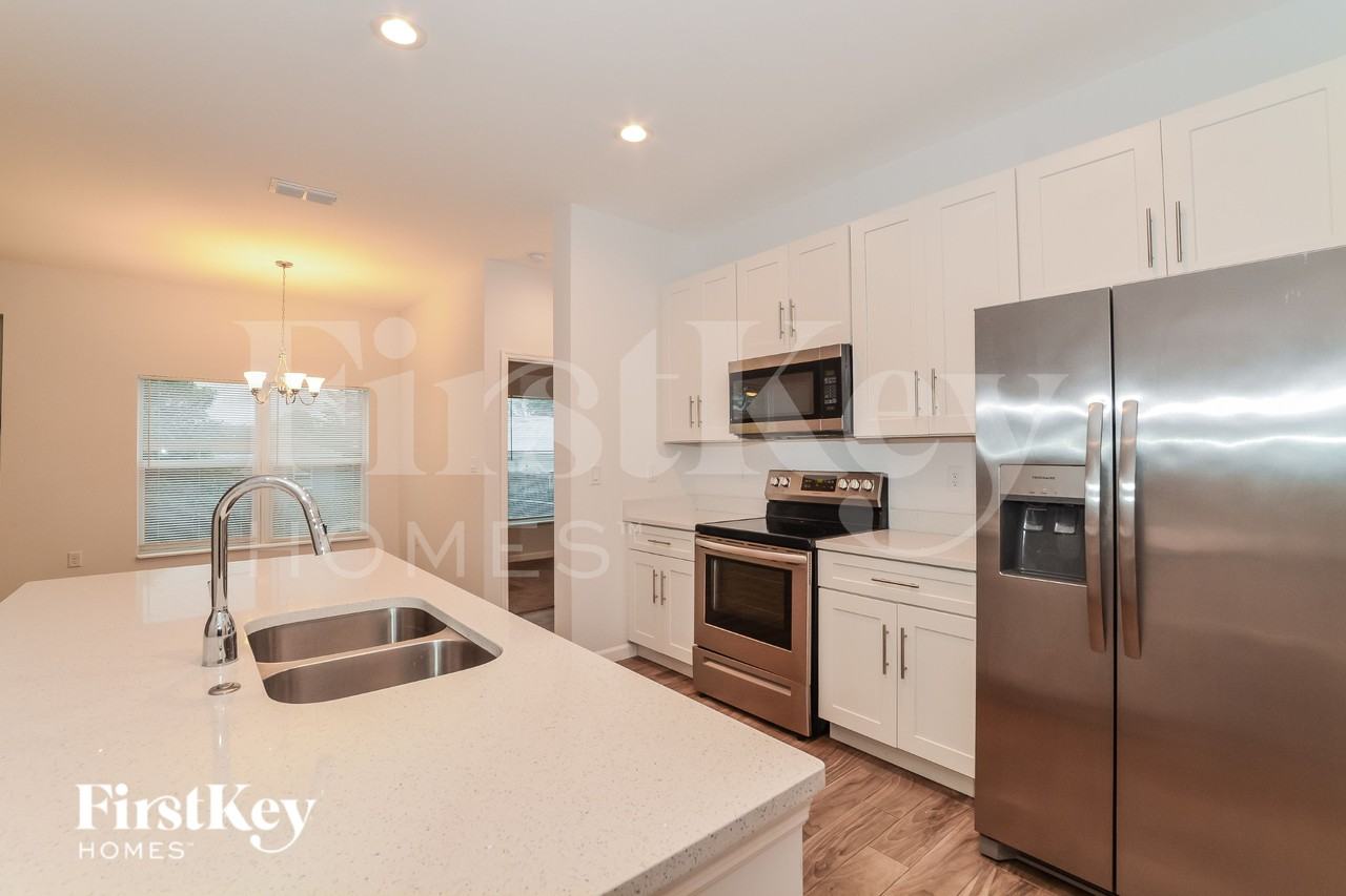 1050 E Lombardy Dr - Photo 5 of 16