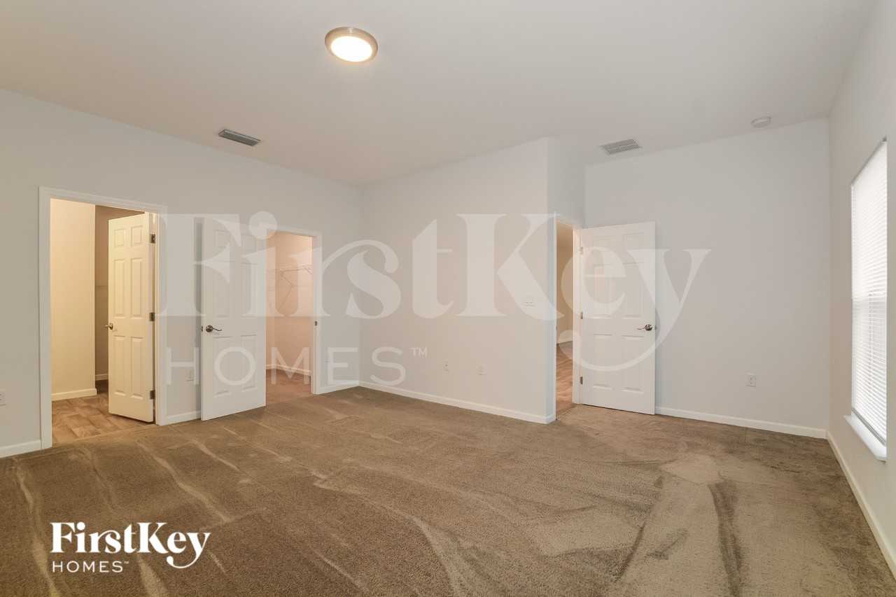 1050 E Lombardy Dr - Photo 7 of 16