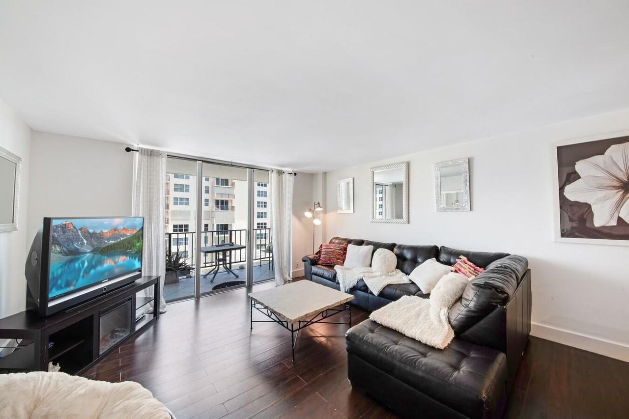 1147 Hillsboro Mile #505 - Photo 2 of 42