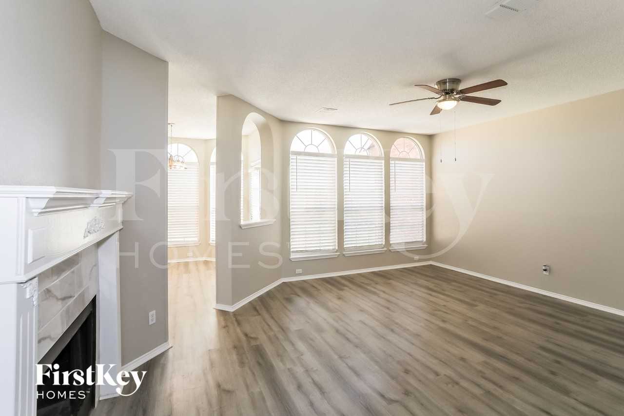 5210 Orlando Cir - Photo 3 of 15