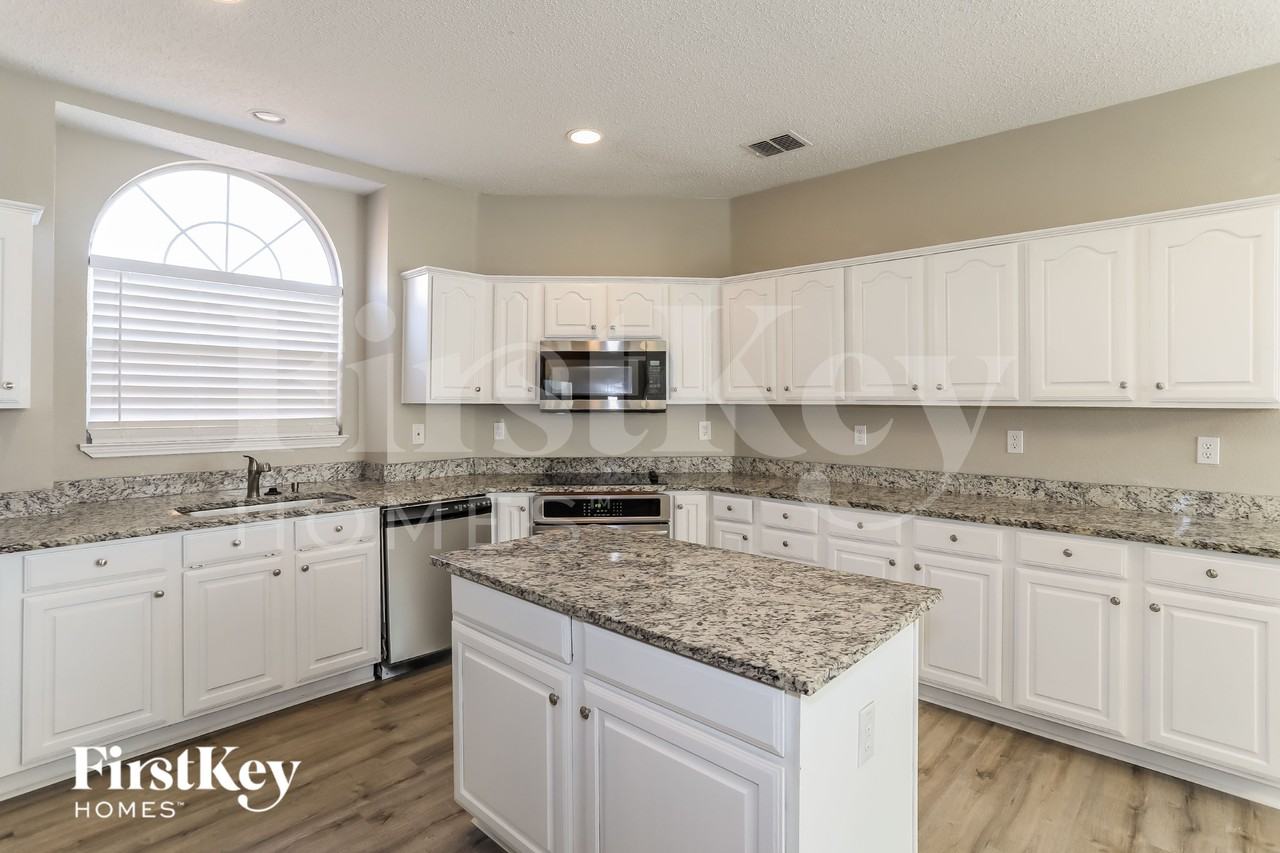 5210 Orlando Cir - Photo 4 of 15