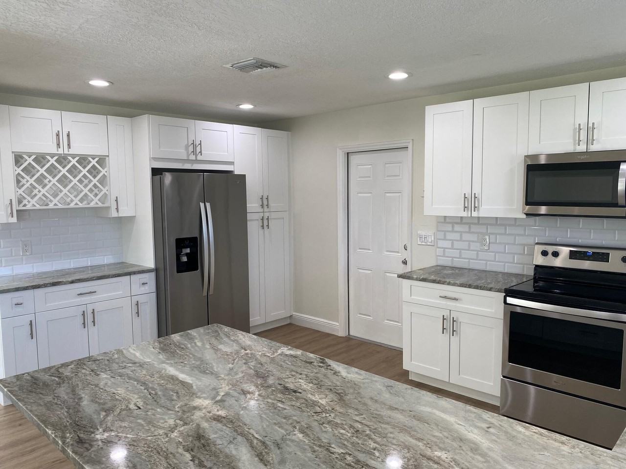 2751 Ne 26th Ter - Photo 3 of 17