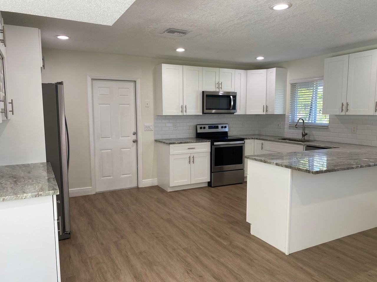 2751 Ne 26th Ter - Photo 4 of 17