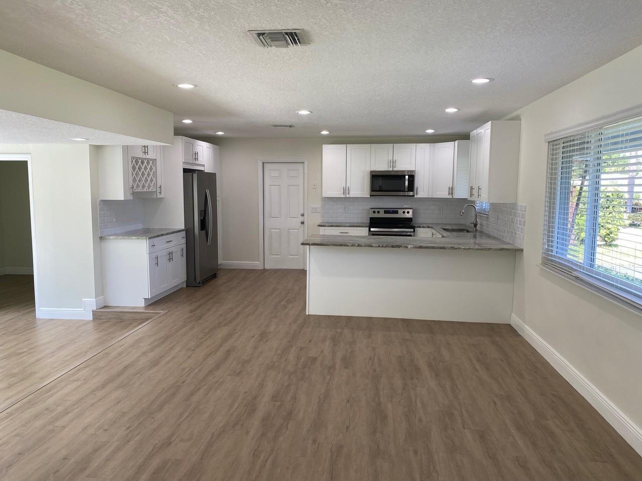 2751 Ne 26th Ter - Photo 6 of 17