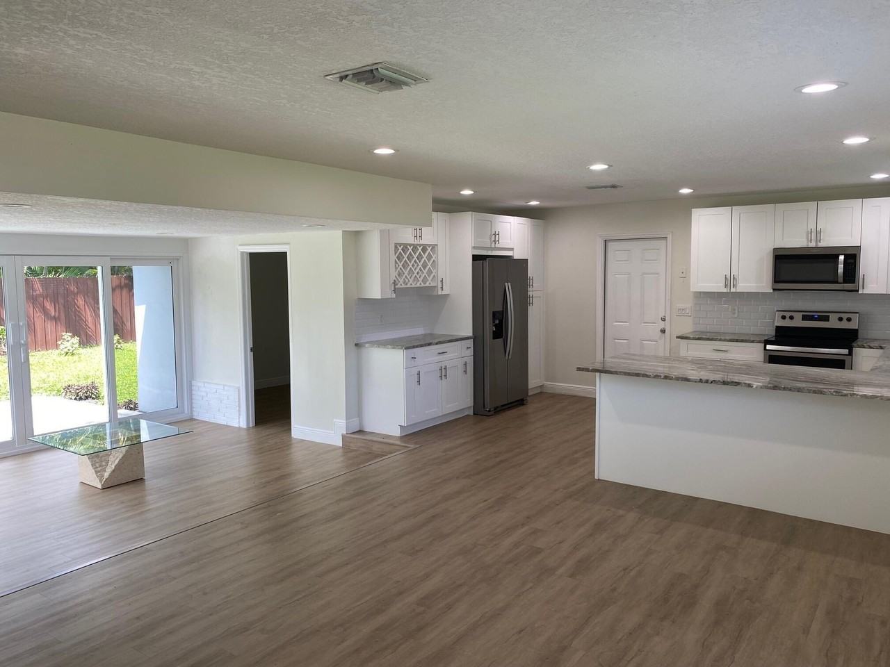 2751 Ne 26th Ter - Photo 7 of 17