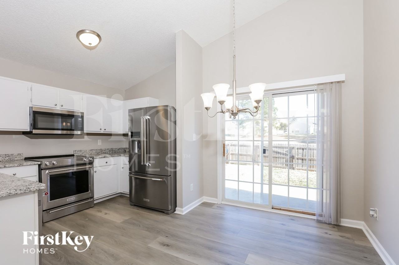 4952 Silverdene St - Photo 4 of 15