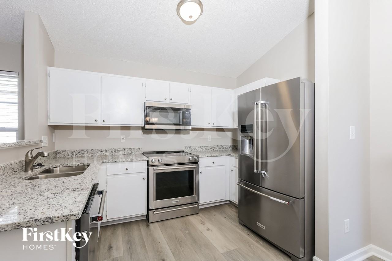 4952 Silverdene St - Photo 5 of 15