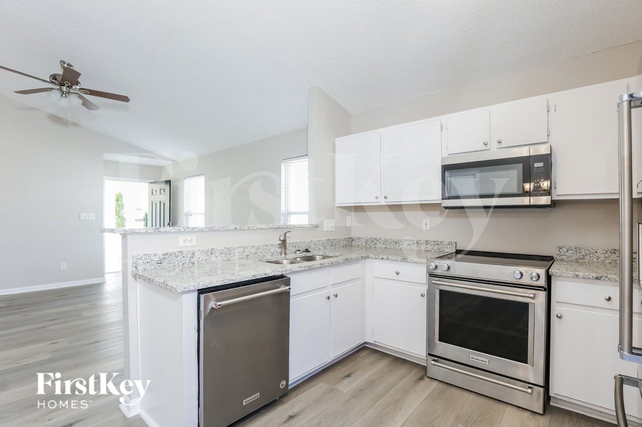 4952 Silverdene St - Photo 6 of 15