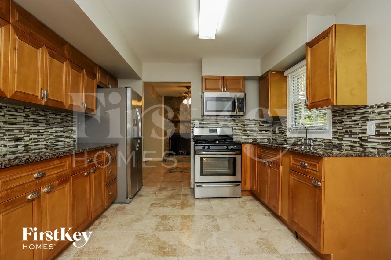 1083 Forest Heights Rd - Photo 5 of 15