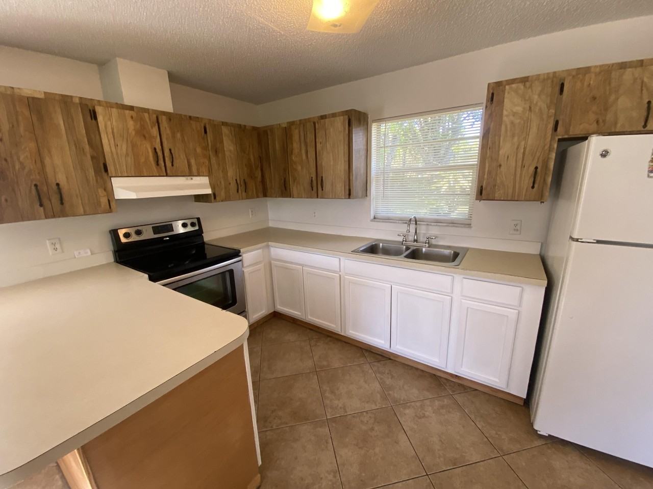 1104 Ne 3rd Ave - Photo 2 of 20