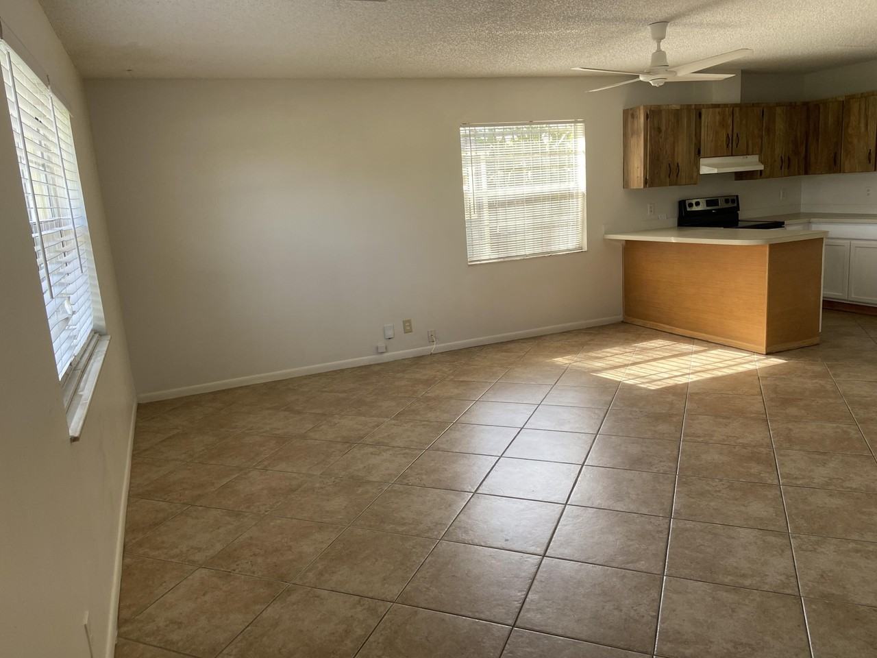 1104 Ne 3rd Ave - Photo 7 of 20