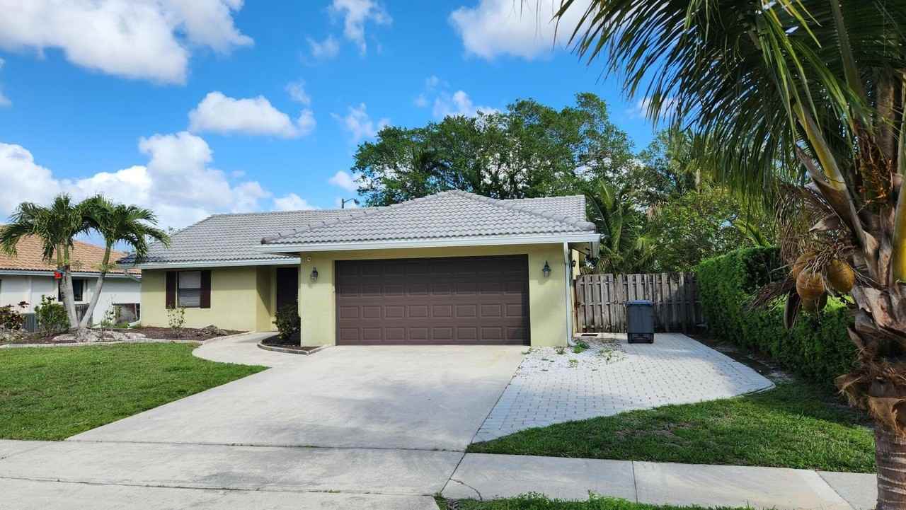 21324 Chinaberry Dr - Photo 2 of 5