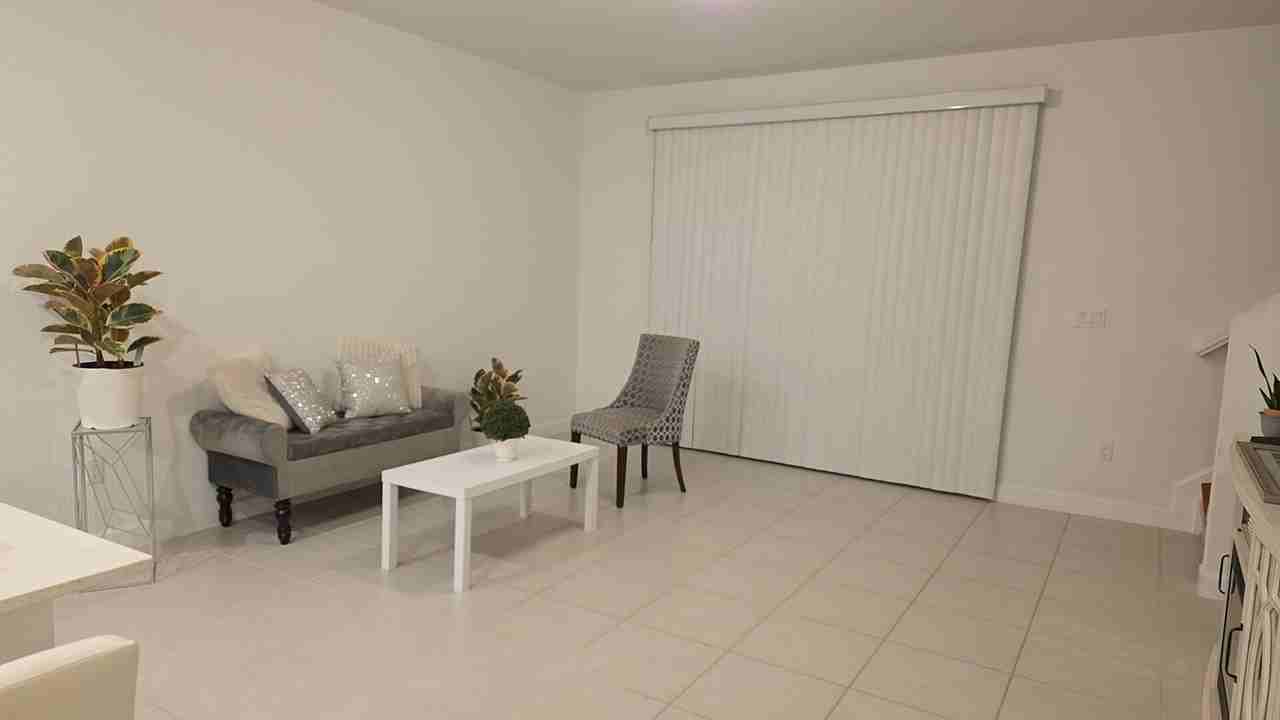 512 Se Rivergrass St - Photo 2 of 10