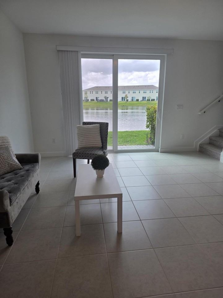 512 Se Rivergrass St - Photo 3 of 10