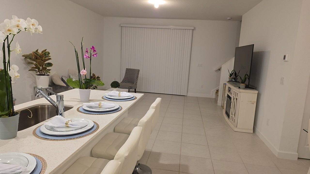 512 Se Rivergrass St - Photo 4 of 10