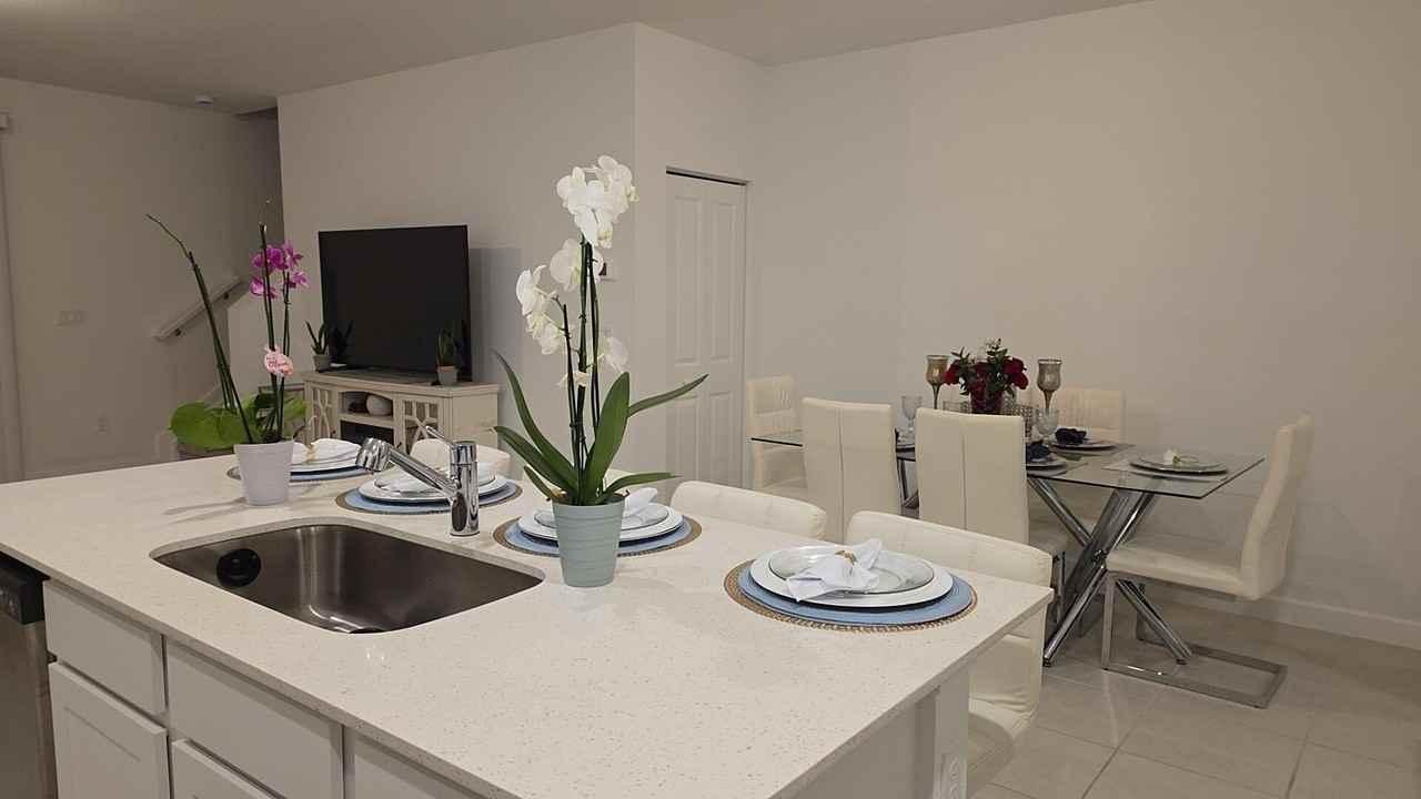 512 Se Rivergrass St - Photo 5 of 10