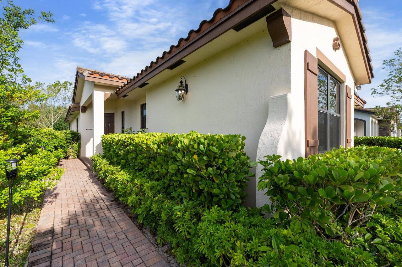 3263 Dunning Dr - Photo 3 of 24