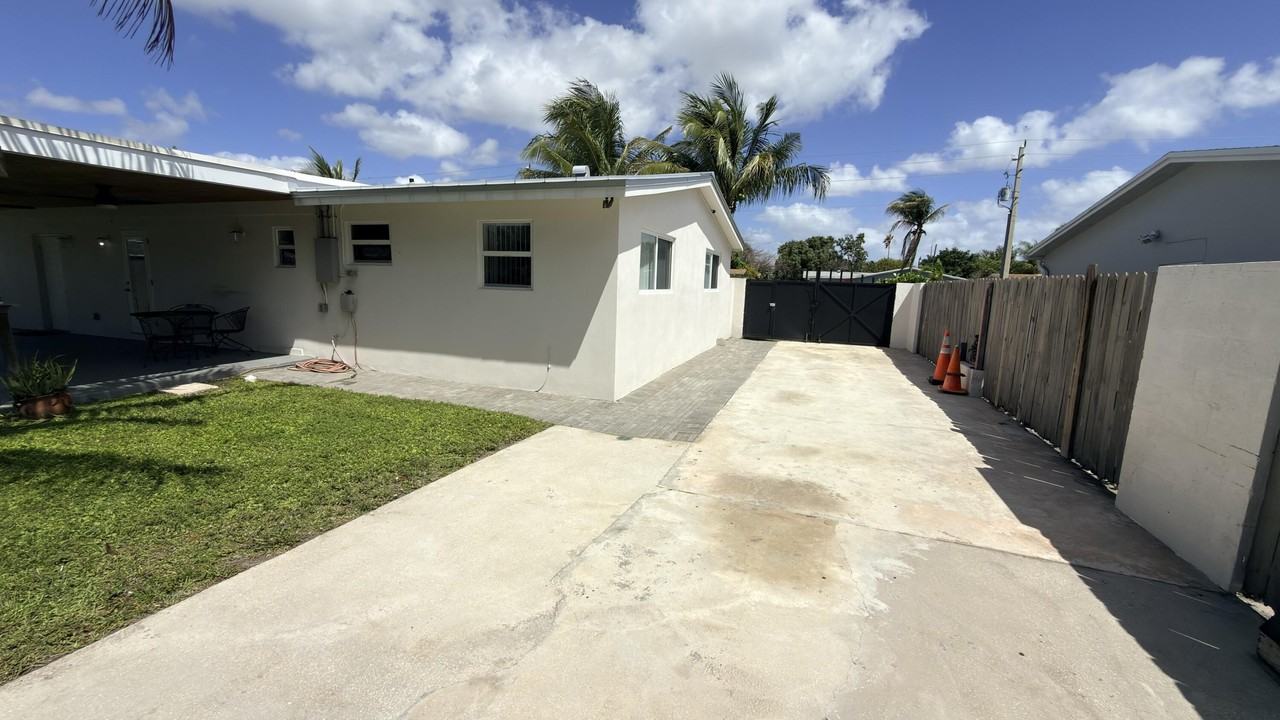 620 Ne 24th St - Photo 5 of 24