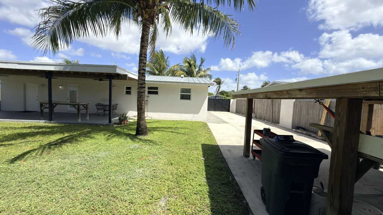 620 Ne 24th St - Photo 7 of 24