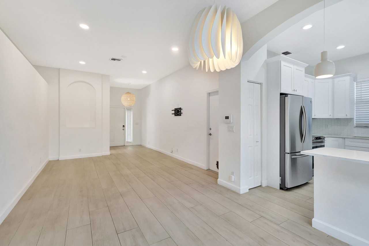 1898 Capeside Cir - Photo 3 of 35