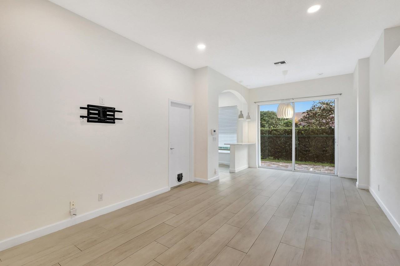 1898 Capeside Cir - Photo 4 of 35