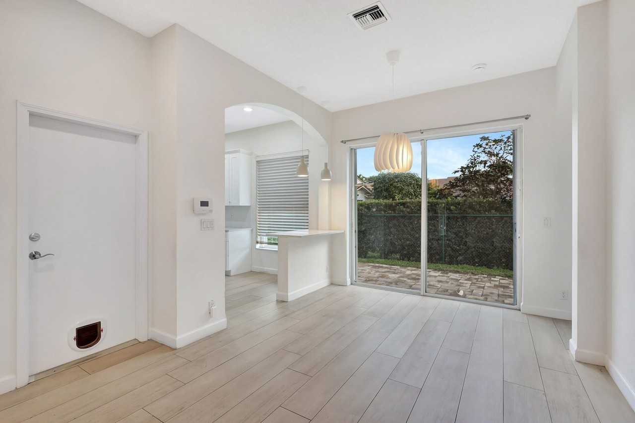 1898 Capeside Cir - Photo 5 of 35