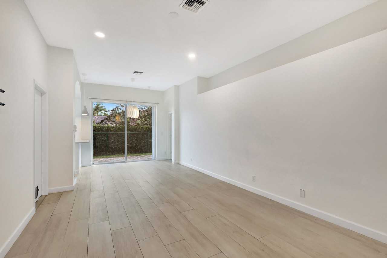 1898 Capeside Cir - Photo 7 of 35