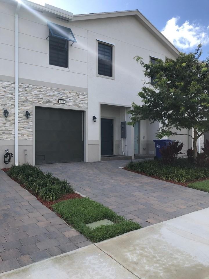 939 Nw 3rd Ter - Photo 3 of 15