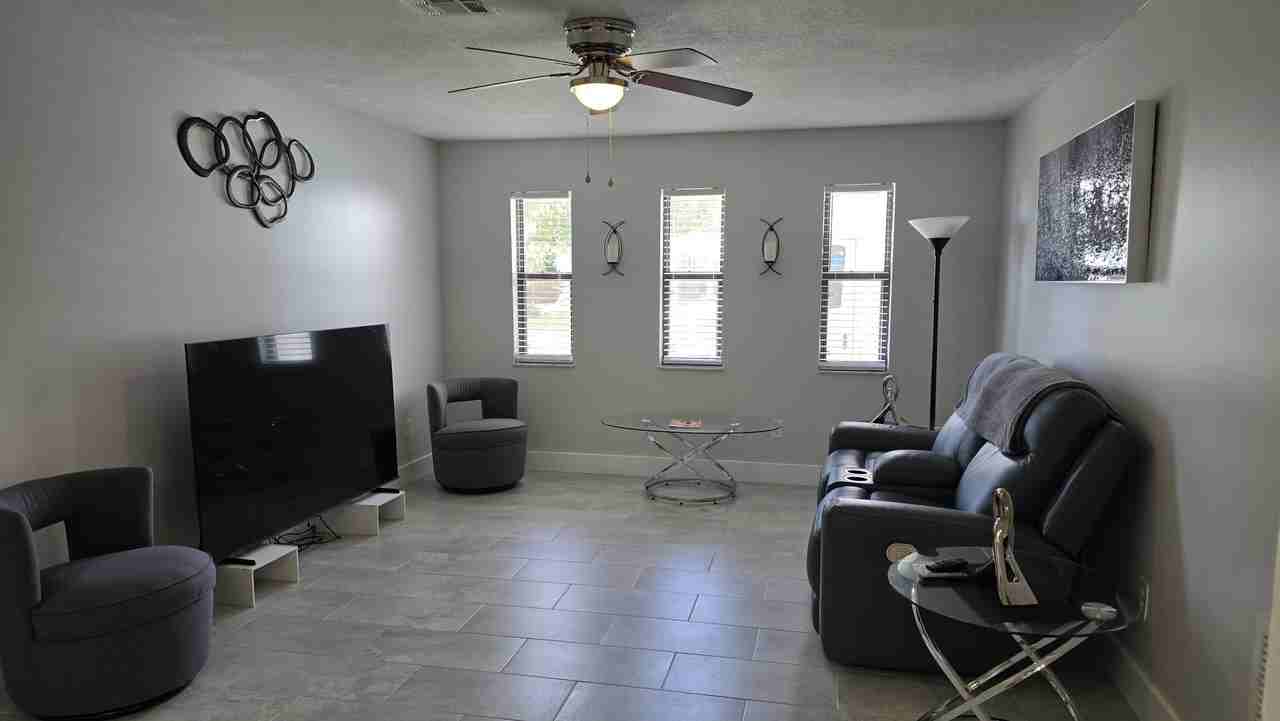 670 Nobles St - Photo 3 of 30