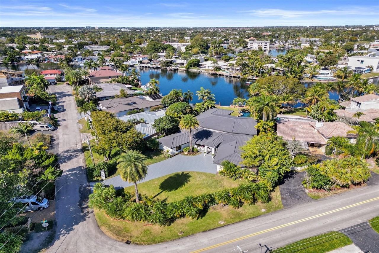 2425 Fryer Pt - Photo 4 of 50