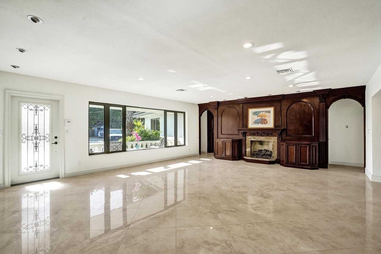 2425 Fryer Pt - Photo 6 of 50