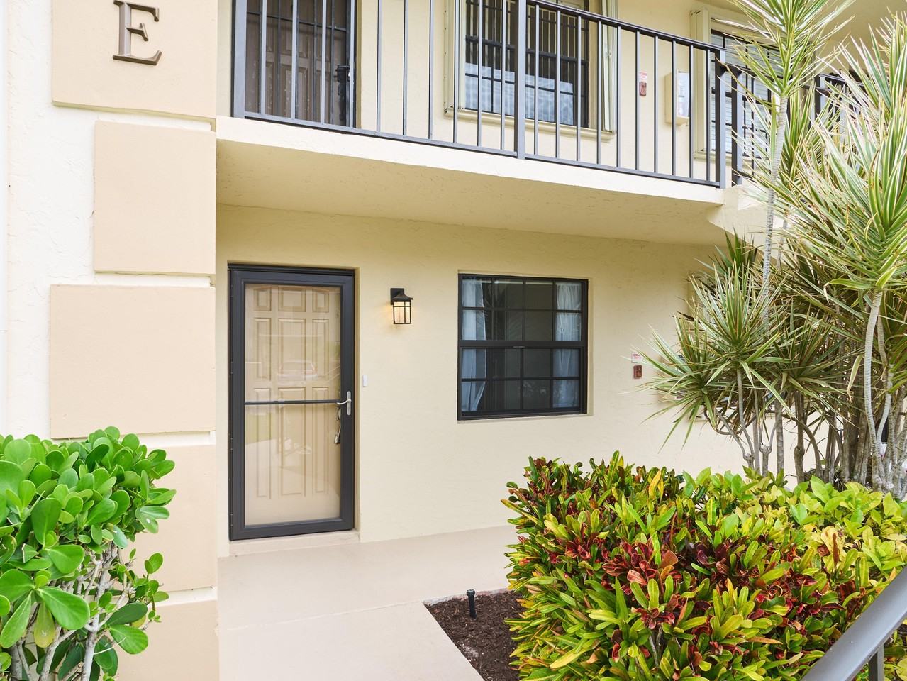 1101 Pinecrest Cir #E - Photo 3 of 34