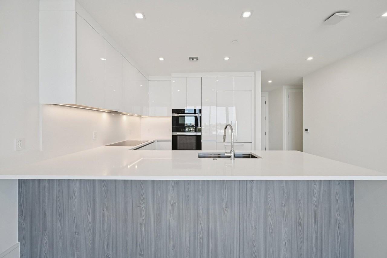 220 Lake Shore Dr #709