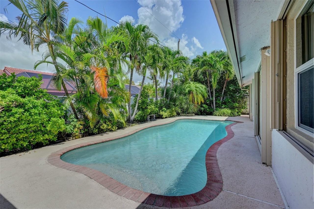 7743 W Country Club Blvd - Photo 2 of 37