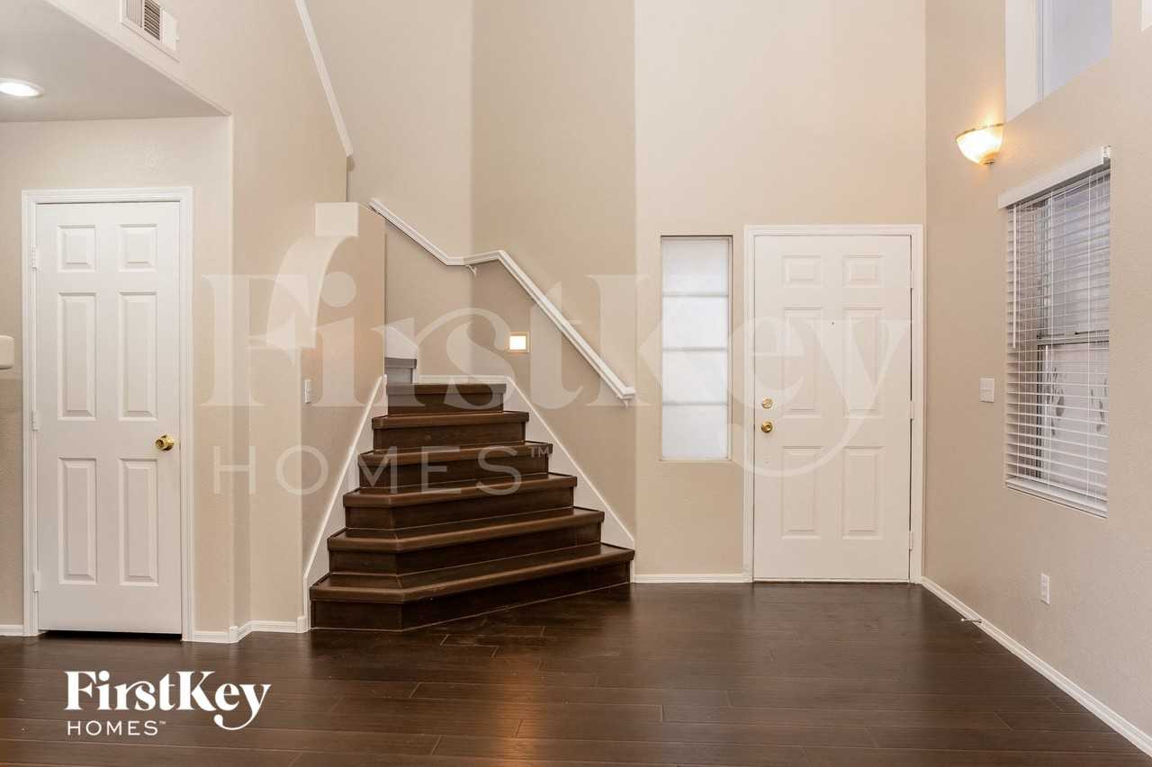 9947 Pioneer Ave - Photo 2 of 15