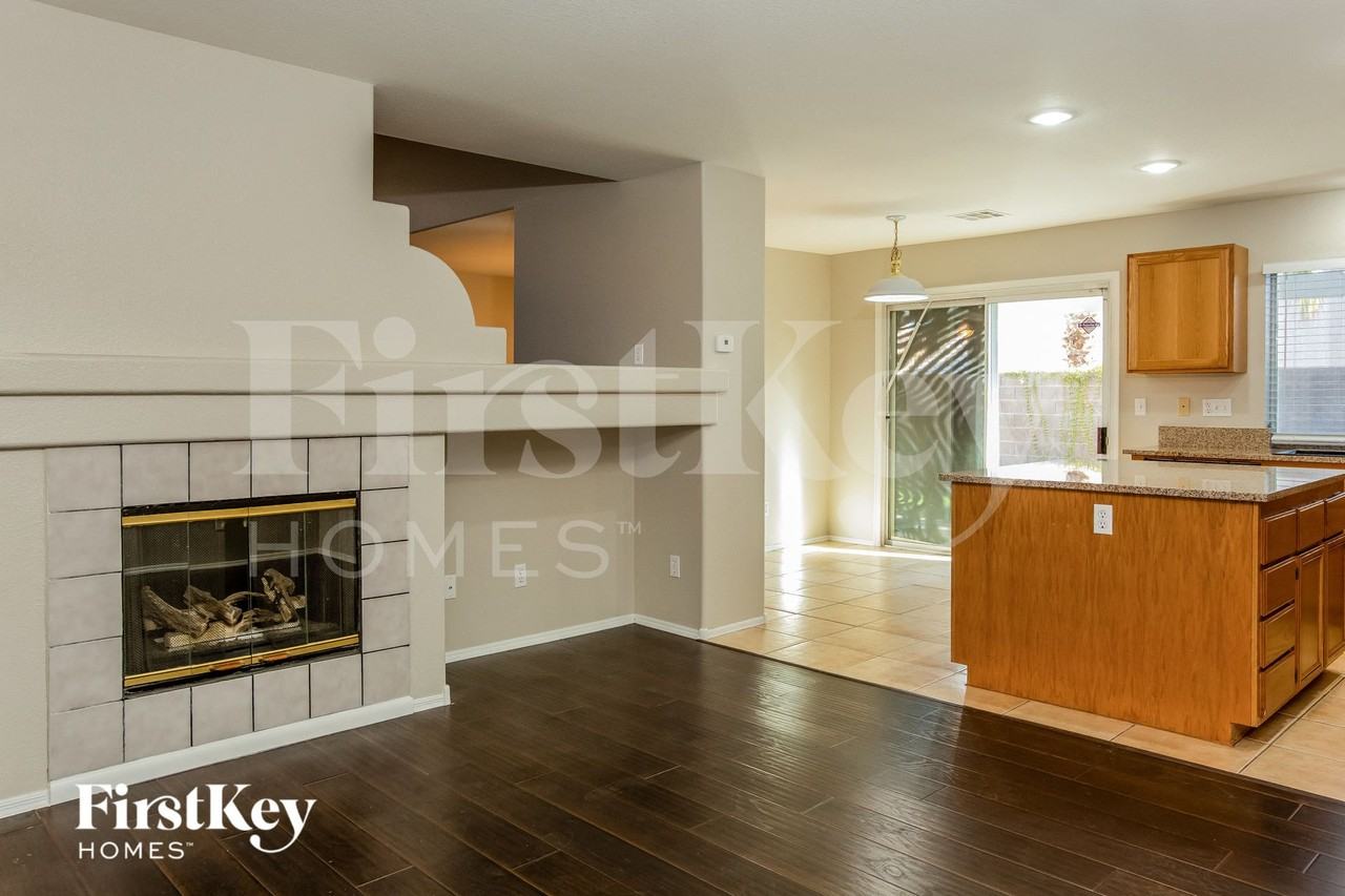 9947 Pioneer Ave - Photo 3 of 15