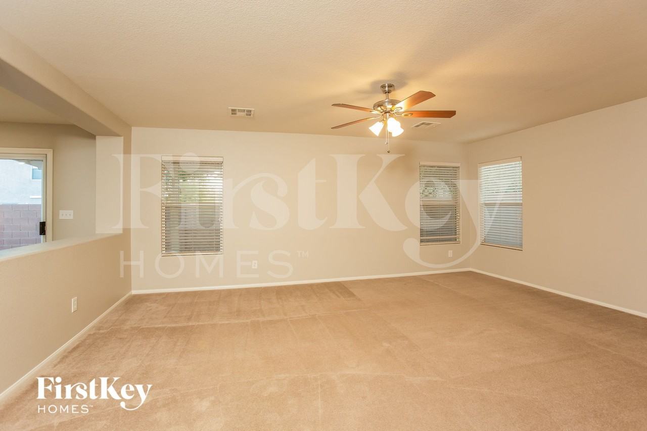 9947 Pioneer Ave - Photo 7 of 15