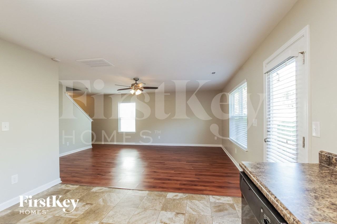 9013 Sharpes Cir - Photo 3 of 15