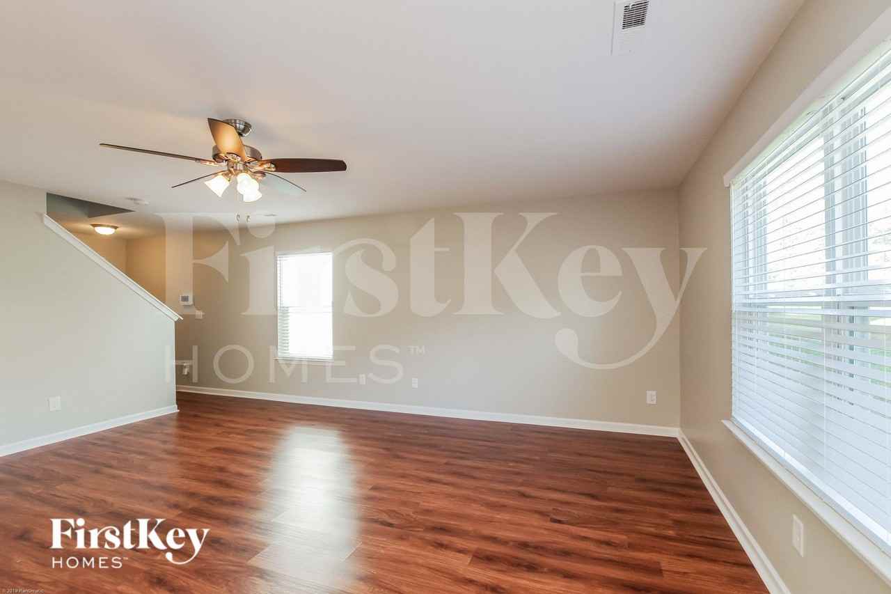 9013 Sharpes Cir - Photo 4 of 15