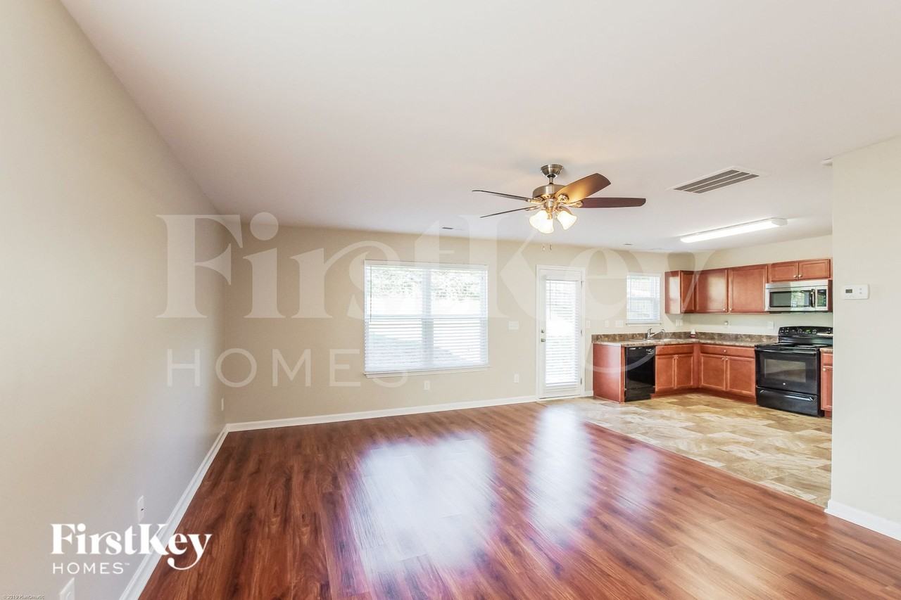 9013 Sharpes Cir - Photo 5 of 15