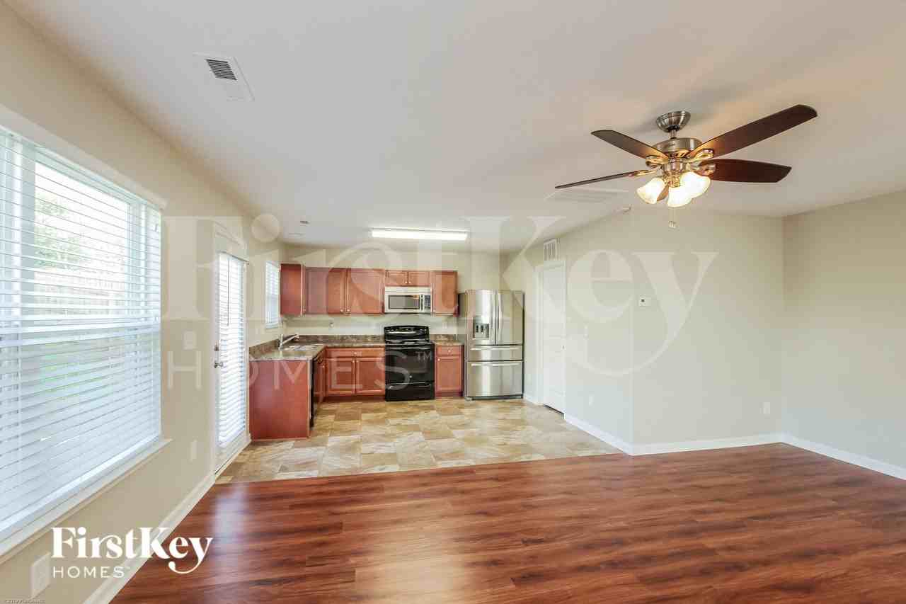 9013 Sharpes Cir - Photo 6 of 15