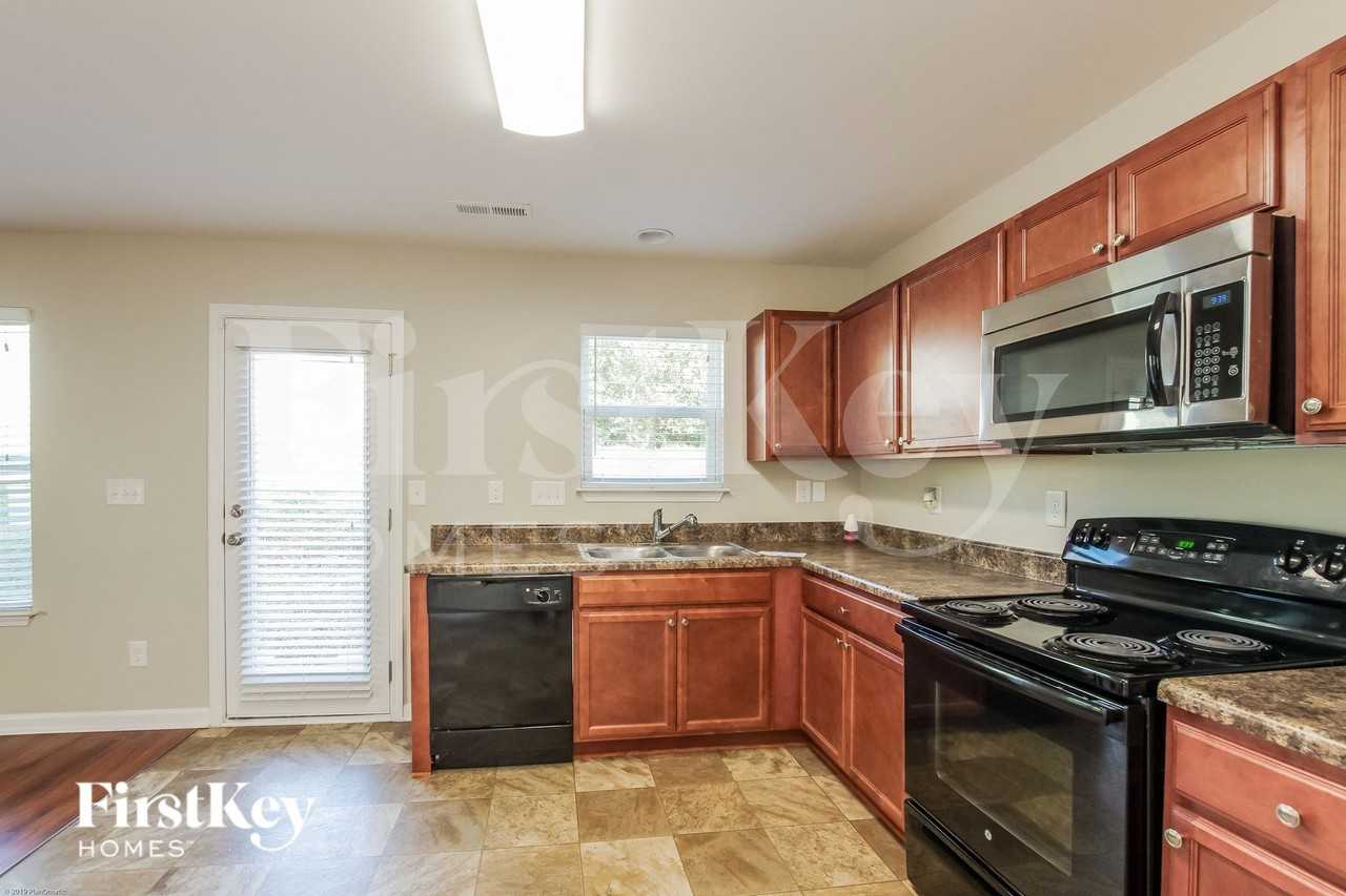 9013 Sharpes Cir - Photo 7 of 15