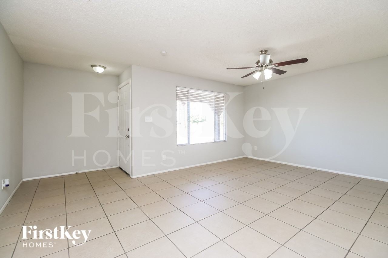 1918 E Watson Dr - Photo 3 of 17
