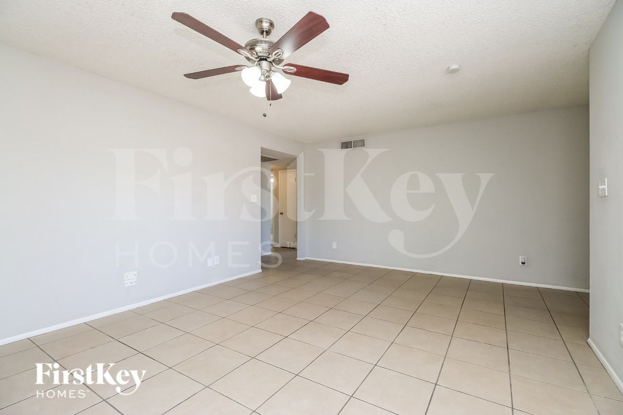1918 E Watson Dr - Photo 4 of 17