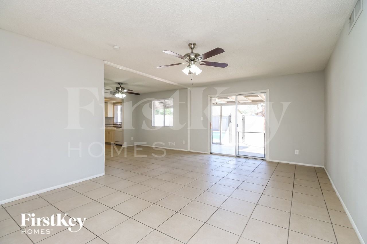 1918 E Watson Dr - Photo 5 of 17