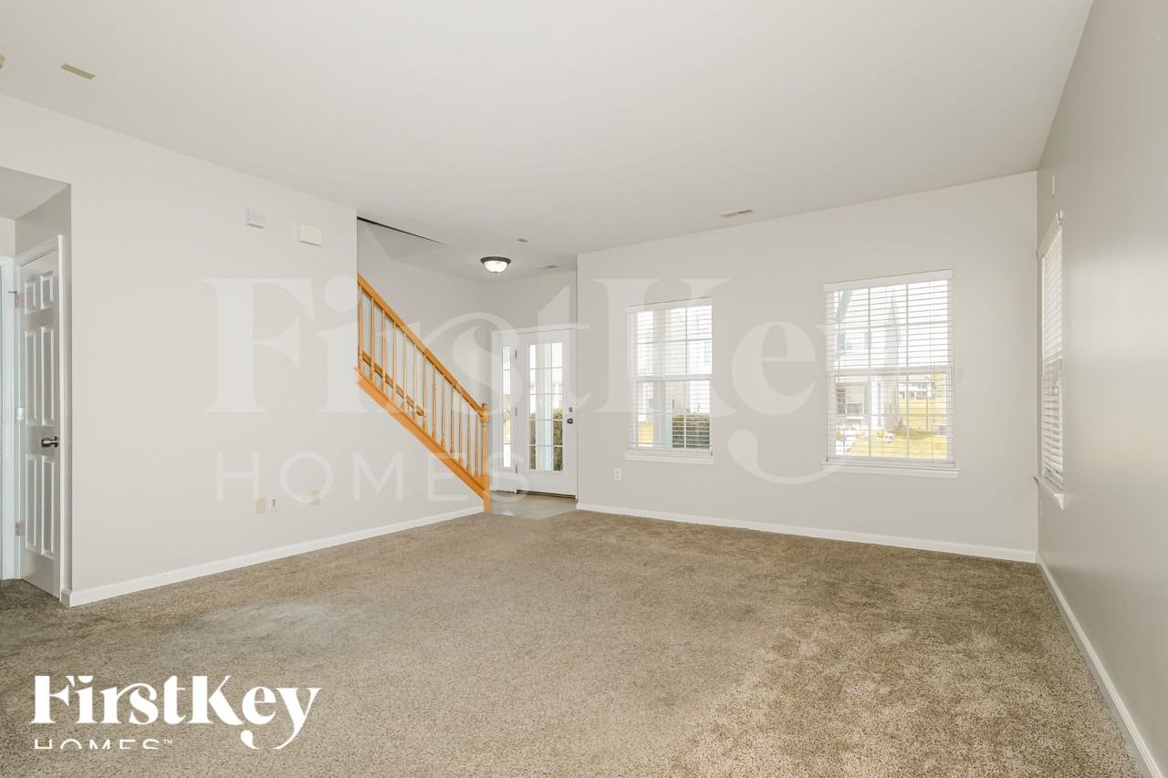 1012 Glengarry Dr - Photo 3 of 19