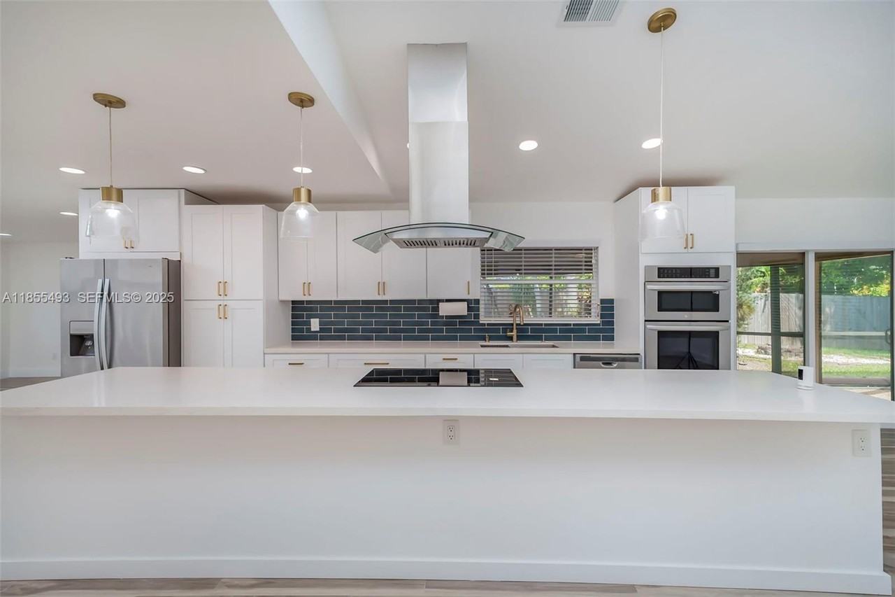 6955 Northwest 18th Street - Photo 4 of 45