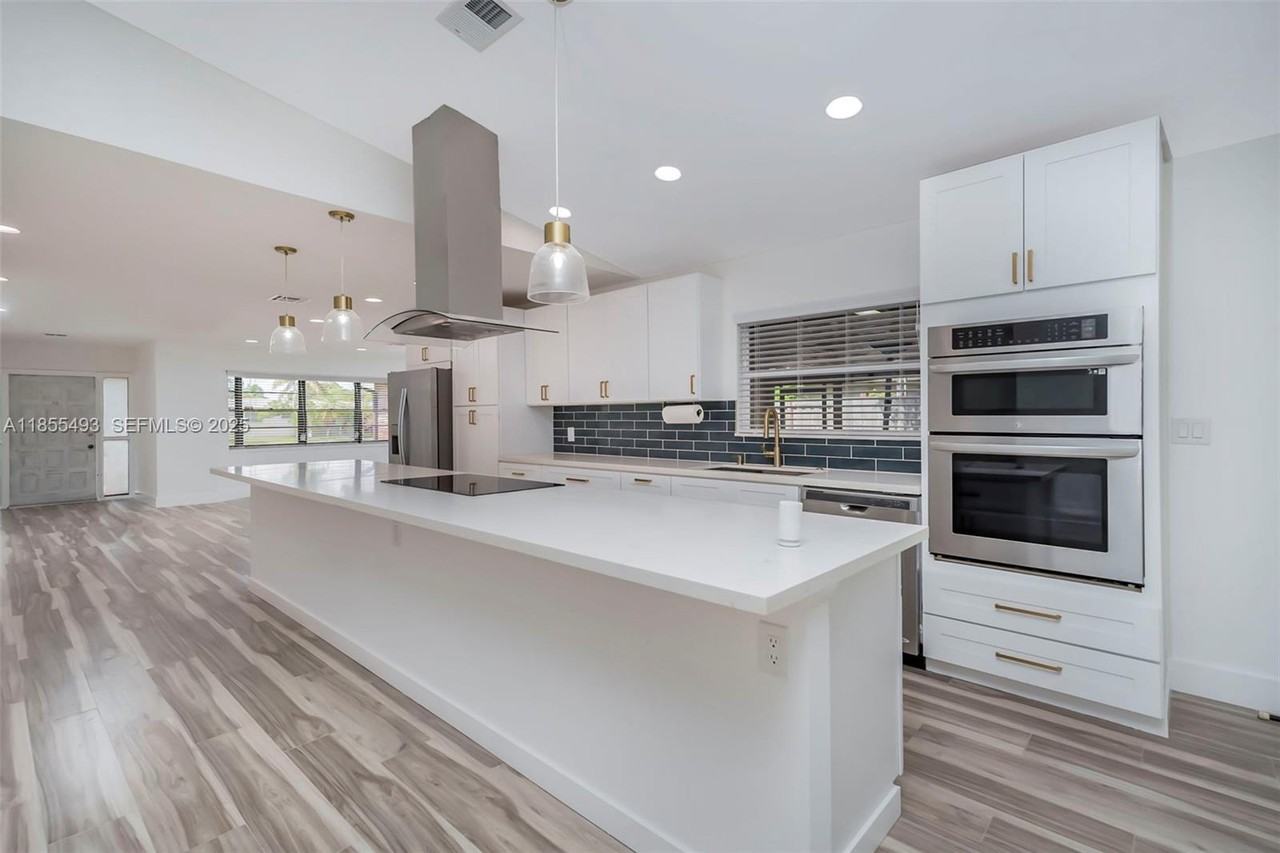 6955 Northwest 18th Street - Photo 6 of 45