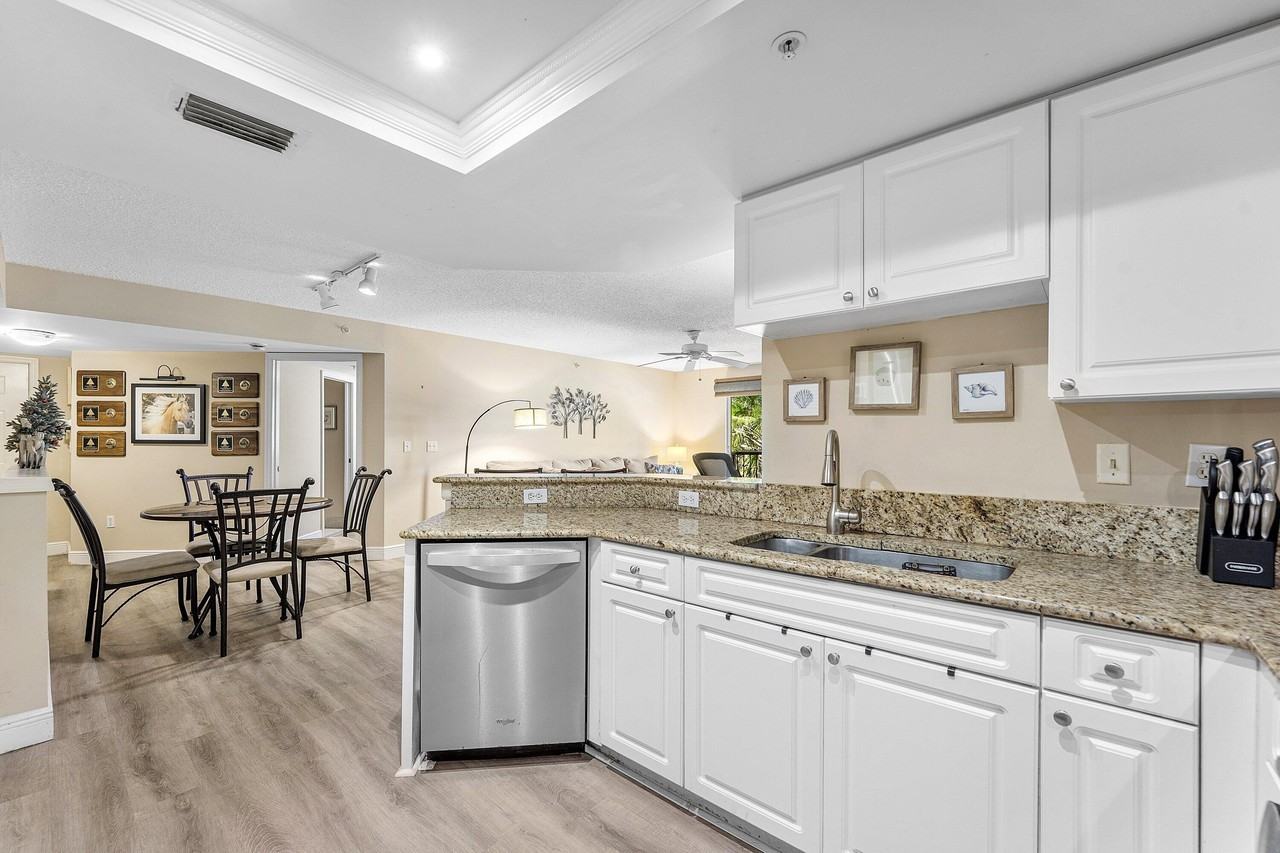 1000 Crestwood Ct S #1015 - Photo 4 of 21