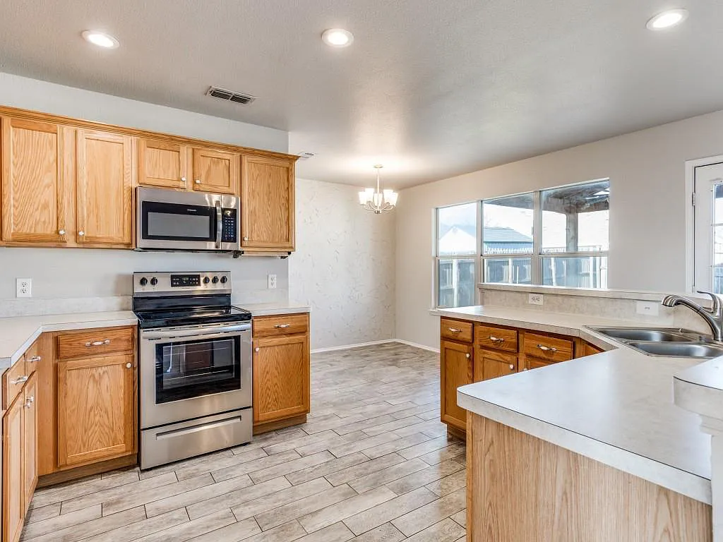 1012 Andrew St - Photo 6 of 13